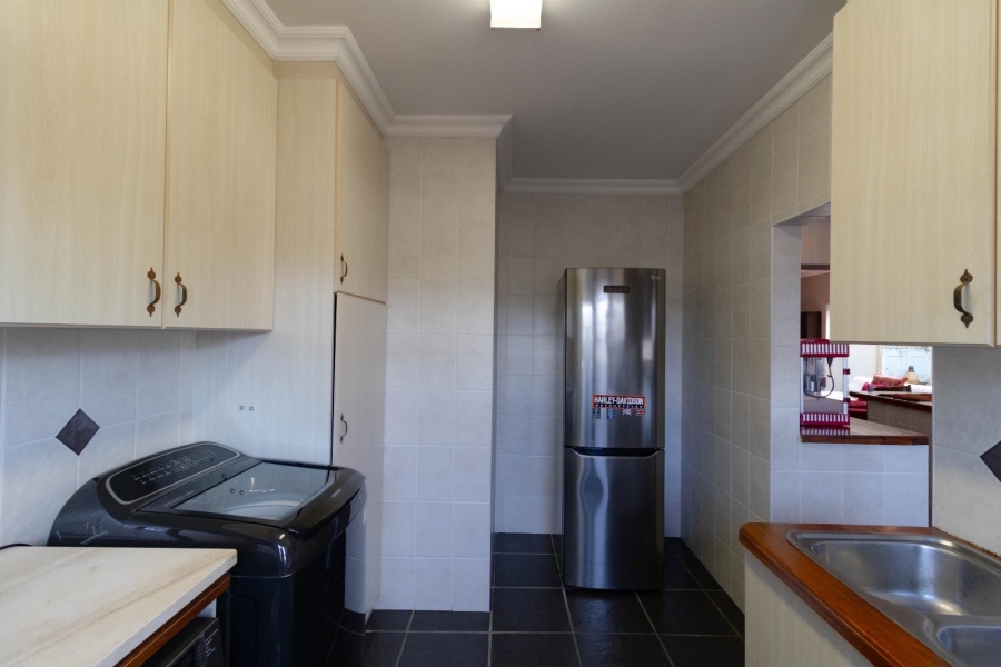 6 Bedroom Property for Sale in Sandbaai Western Cape